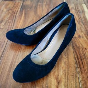 Black Vionic Velvet wedge heels